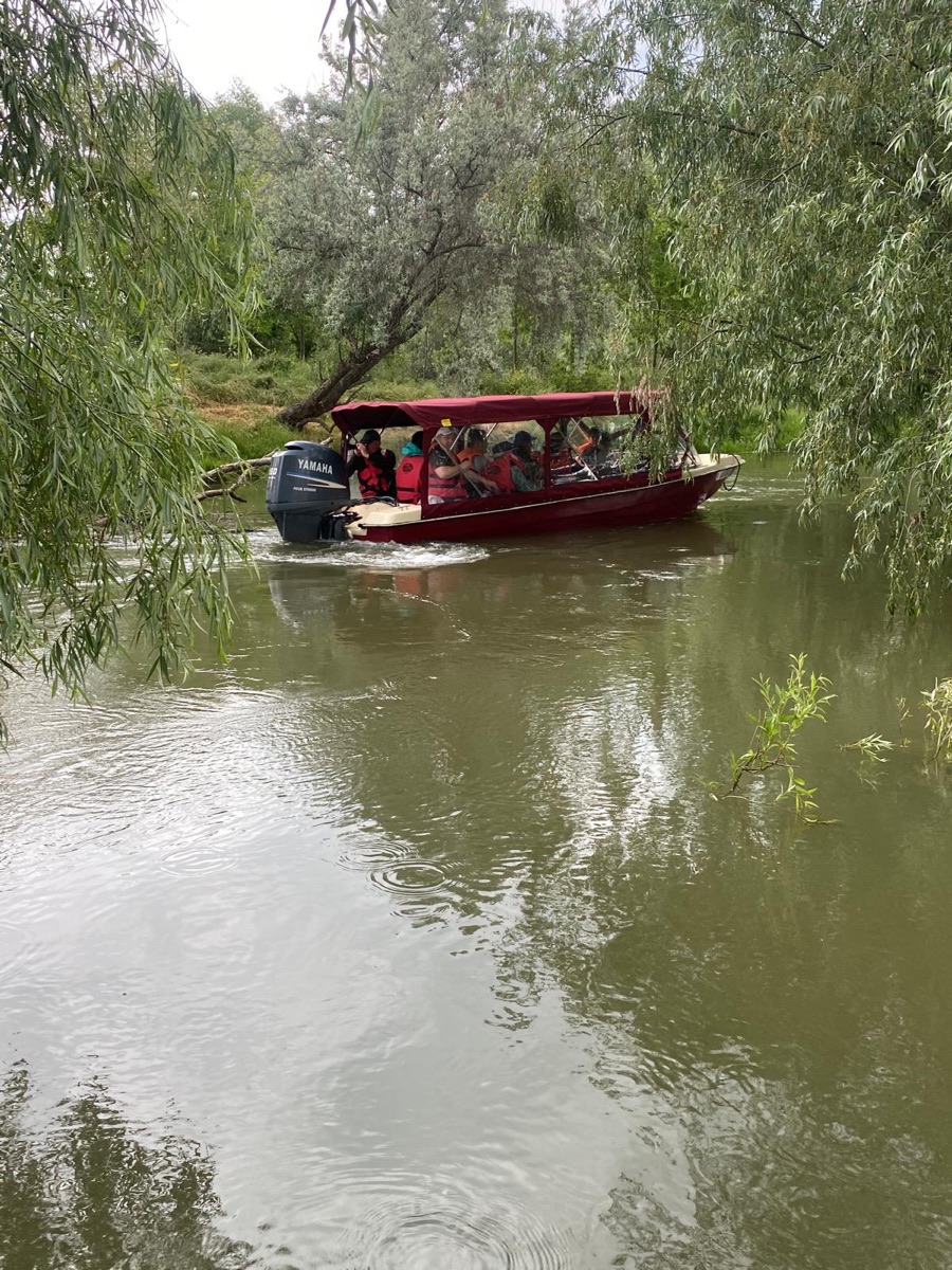 Barcă pe un canal din Delta Dunării, aproape de Tulcea